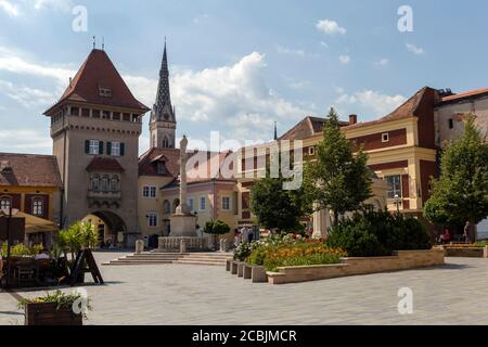 Koszeg, Ungarn - 08 09 2020: Turm der Helden auf dem Jurisikplatz in Koszeg, Ungarn an einem Sommertag. Stockfoto