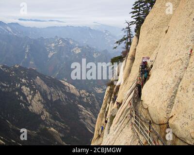 Berg Huashan in der Nähe der Stadt Xian. Der gefährlichste Weg und gekrönte Menschen in China. Der Berg Hua ist einer der fünf Großen Berge Chinas in Huayin Stockfoto
