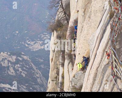 Berg Huashan in der Nähe der Stadt Xian. Der gefährlichste Weg und gekrönte Menschen in China. Der Berg Hua ist einer der fünf Großen Berge Chinas in Huayin Stockfoto
