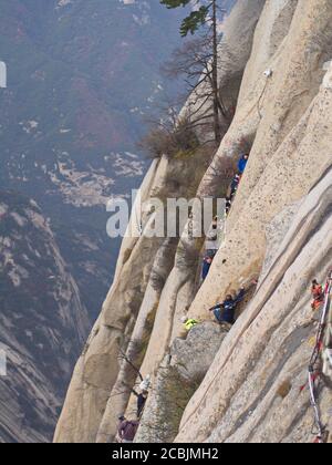 Berg Huashan in der Nähe der Stadt Xian. Der gefährlichste Weg und gekrönte Menschen in China. Der Berg Hua ist einer der fünf Großen Berge Chinas in Huayin Stockfoto