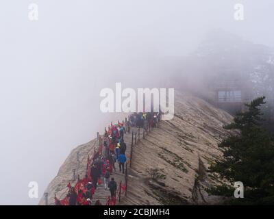 Berg Huashan in der Nähe der Stadt Xian. Der gefährlichste Weg und gekrönte Menschen in China. Der Berg Hua ist einer der fünf Großen Berge Chinas in Huayin Stockfoto