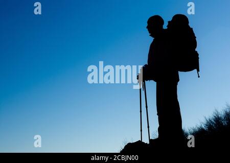 Silhouette des Wandermanns Stockfoto