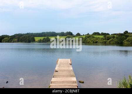 Wunderschöne Landschaft von Pickmere See, inklusive der Anlegestelle, an einem sonnigen Tag in Cheshire, England Stockfoto