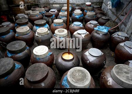Nghe an Provinz, Vietnam - 31. Juli 2020: Eine Frau arbeitet in einer traditionellen "soy Sauce" Produktionsstätte in Nghe an Provinz, Vietnam. Sojasoße Stockfoto