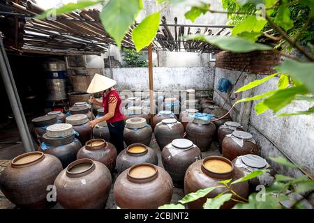 Nghe an Provinz, Vietnam - 31. Juli 2020: Eine Frau arbeitet in einer traditionellen "soy Sauce" Produktionsstätte in Nghe an Provinz, Vietnam. Sojasoße Stockfoto