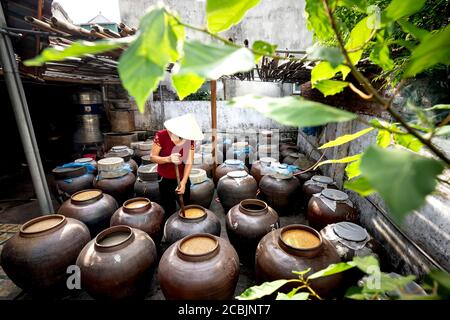 Nghe an Provinz, Vietnam - 31. Juli 2020: Eine Frau arbeitet in einer traditionellen "soy Sauce" Produktionsstätte in Nghe an Provinz, Vietnam. Sojasoße Stockfoto