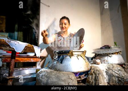 Nghe an Provinz, Vietnam - 2. August 2020: Vietnamesische Frauen machen Reispapier aus Reismehl im Banh trang Handelsdorf, Nghe an Provinz, Vietnam Stockfoto