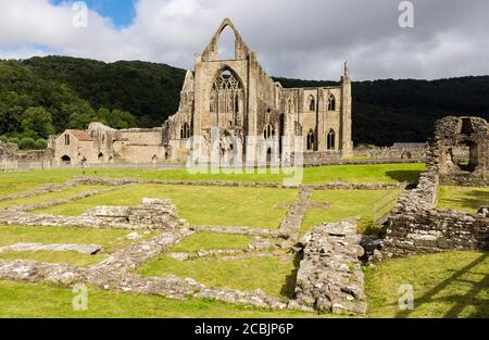 Tintern Abbey aus dem 12. Jahrhundert in Wye Valley in der Nähe von Chepstow, Monmouthshire, Wales, Großbritannien Stockfoto