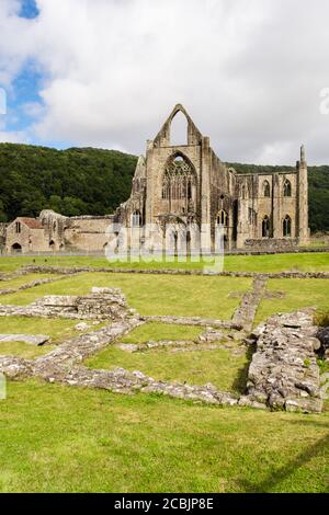 Tintern Abbey aus dem 12. Jahrhundert in Wye Valley in der Nähe von Chepstow, Monmouthshire, Wales, Großbritannien Stockfoto