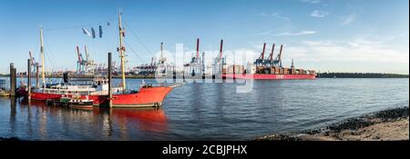 Museumshafen Övelgönne, Elbe Fluss und Hamburger Hafen, Container Terminal, Panorama, Hansestadt Hamburg, Deutschland, Europa Stockfoto