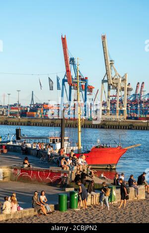 Belebter Elbstrand, dahinter ein historisches Schiff im Museumshafen Övelgönne, Elbe Fluss und Hamburger Hafen, Hansestadt Hamburg, Deutschland, Europ Stockfoto