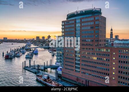 Ausblick von der Elbphilharmonie auf das Hanseatic Trade Center, Sandtorhafen, Speicherstadt, HafenCity, Hamburg, Deutschland, Europa Stockfoto