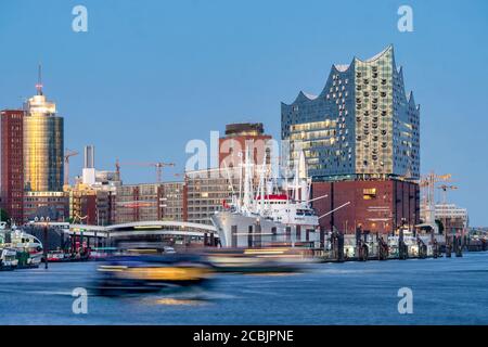 Elbphilharmonie , Cap San Diego Museumsschiff, Museumsfrachtschiff, HafenCity, Hamburg, Deutschland, Europa Stockfoto