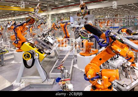 Schweißroboter in der Automobilmontage Stockfoto