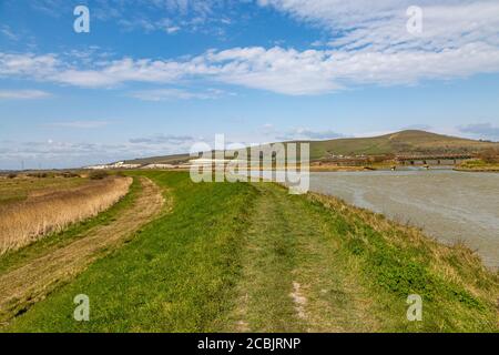 Ein Pfad entlang des Flusses Ouse in Sussex, mit einem blauen Himmel darüber Stockfoto