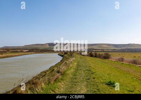 Ein Pfad entlang des Flusses Ouse in Sussex, mit einem blauen Himmel darüber Stockfoto