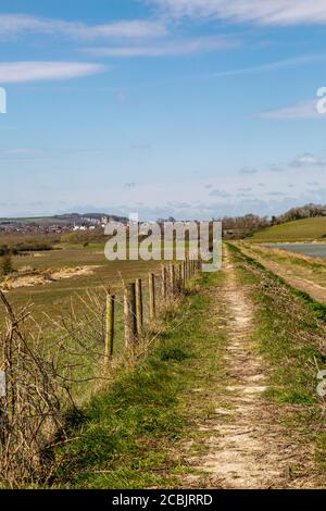Ein Pfad entlang des Flusses Ouse in Sussex, mit einem blauen Himmel darüber Stockfoto
