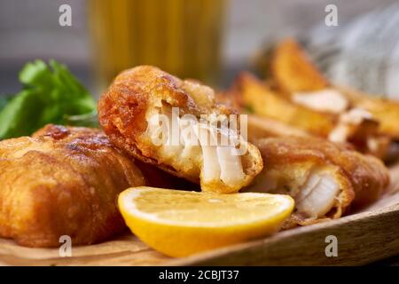 Fisch und Chips mit Zitrone Nahaufnahme Stockfoto