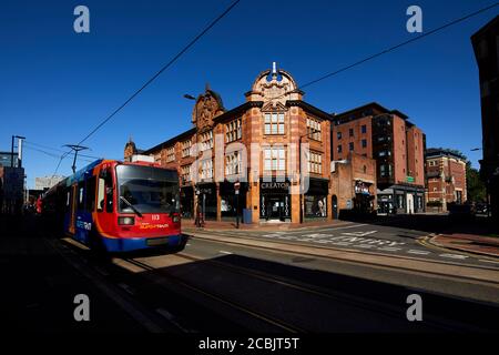 Stadt Sheffield, viktorianische Geschäfte West Street mit einem Stagecoach Supertram vorbei Stockfoto