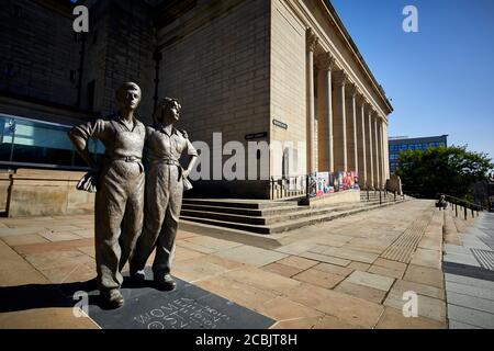 Sheffield, South Yorkshire Women of Steel Bronzeskulptur des Bildhauers Martin Jennings, enthüllt am 2016. Juni vor dem Rathaus von Sheffield Stockfoto