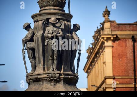 Sheffield war Memorial - mild Stahl Fahnenmast und Sheffield Cenotaph Grade II* denkmalgeschütztes Kriegsdenkmal mit Bronzesockel vom Bildhauer George Alexander locat Stockfoto