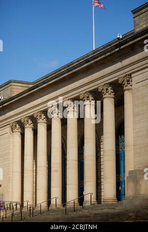 Sheffield, South Yorkshire Sheffield City Hall A Grade II* denkmalgeschütztes neoklassizistisches Gebäude des Architekten E. Vincent Harris, das Barkers Poo dominiert Stockfoto