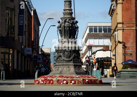 Sheffield war Memorial - mild Stahl Fahnenmast und Sheffield Cenotaph Grade II* denkmalgeschütztes Kriegsdenkmal mit Bronzesockel vom Bildhauer George Alexander locat Stockfoto