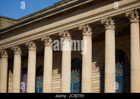 Sheffield, South Yorkshire Sheffield City Hall A Grade II* denkmalgeschütztes neoklassizistisches Gebäude des Architekten E. Vincent Harris, das Barkers Poo dominiert Stockfoto