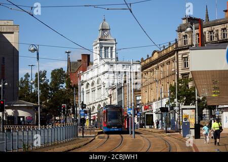 Blick auf die Commercial Street zur High Street mit weißem Gebäude Grade II gelistete Telegraph House und Stagecoach Super Trams in Stadtzentrum von Sheffield Stockfoto