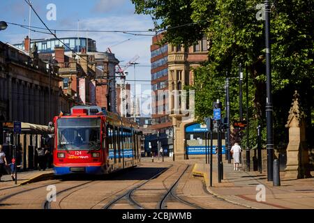 High Street Church Street Cathedral Stagecoach Supertram-Haltestelle Sheffield City Zentrieren Stockfoto