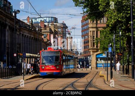 High Street Church Street Cathedral Stagecoach Supertram-Haltestelle Sheffield City Zentrieren Stockfoto