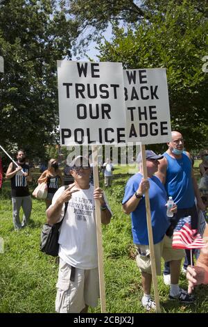 New York City, Marine Park, Brooklyn, Pro- Police Rally: Kundgebung und marsch zur Unterstützung der New Yorker Polizeibehörde und ihrer Bedeutung bei der Bekämpfung von Kriminalität und der Sicherheit von Gemeinden. Erschießungen und Verbrechen im Allgemeinen sind seit dem Umzug, Polizeiabteilungen im ganzen Land zu definanzieren, gestiegen. Stockfoto