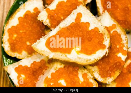 Auf dem Foto Sandwiches mit rotem Kaviar, Stockfoto