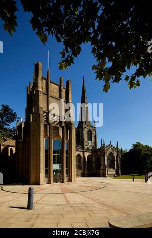 Grade I denkmalgeschützte Kathedrale Kirche von St Peter und St Paul, Sheffield Kathedrale sowohl gotische als auch modernistische Stile Stockfoto