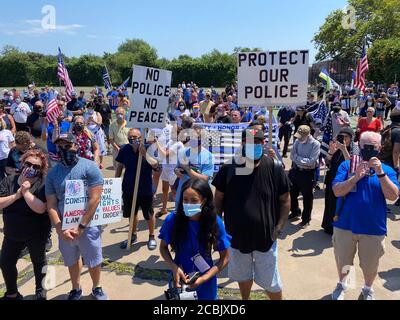 New York City, Marine Park, Brooklyn, Pro- Police Rally: Kundgebung und marsch zur Unterstützung der New Yorker Polizeibehörde und ihrer Bedeutung bei der Bekämpfung von Kriminalität und der Sicherheit von Gemeinden. Erschießungen und Verbrechen im Allgemeinen sind seit dem Umzug, Polizeiabteilungen im ganzen Land zu definanzieren, gestiegen. Stockfoto