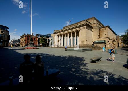 Sheffield, South Yorkshire Sheffield City Hall A Grade II* denkmalgeschütztes neoklassizistisches Gebäude des Architekten E. Vincent Harris, das Barkers Poo dominiert Stockfoto