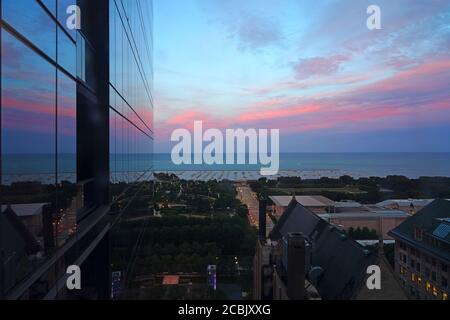 CHICAGO, IL -31 JUL 2020- Blick bei Sonnenuntergang auf den Lake Michigan und den Millennium Park von der Loop in der Innenstadt von Chicago, Illinois, USA. Stockfoto