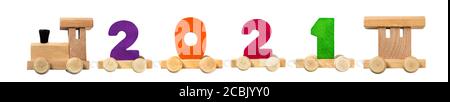 2021 glückliches neues Jahr, Holzspielzeug Zug mit Zahlen. Spielzeug Holzzug mit Trainer. Konzept der Kinderschule. Lernspiele Stockfoto