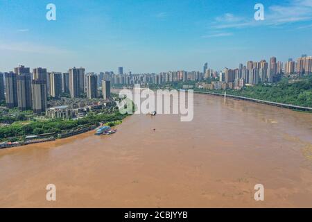 Chongqing. August 2020. Luftaufnahme vom 14. August 2020 zeigt den Jangtse-Fluss in der Nähe von Caiyuanba, südwestlich der chinesischen Gemeinde Chongqing. Der Jangtse-Fluss, Chinas längster Fluss, hat die vierte Flut des Jahres in seinem oberen Bereich nach einem starken Regenschauer registriert, sagten die Behörden am Freitag. Kredit: Huang Wei/Xinhua/Alamy Live Nachrichten Gutschrift: Xinhua/Alamy Live Nachrichten Stockfoto