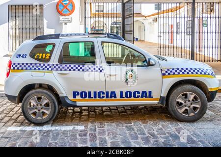 Trigueros, Huelva, Spanien - 13. August 2020: Kommunales Polizeiauto, Marke Dacia Duster, vor dem Polizeibüro geparkt Stockfoto