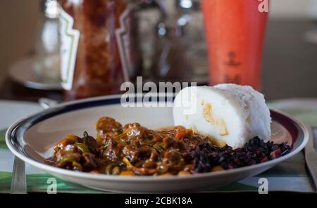 Nsima, auch als Ugali oder Posho bekannt, ist eine Hauptmahlzeit für Millionen in Afrika. Eine beliebte Kombination mit Nyama Choma Stockfoto