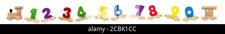 Babyzug mit Gleisnummern aus Holz. Konzept der Kinderschule Stockfoto