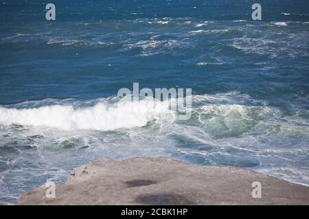 Schaumig stong Wellen krachen in den Ozean Stockfoto