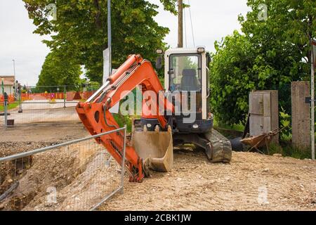 Ein kompakter Raupenbagger mit einer rotierenden Hausplattform und Durchgehende Raupenbahn auf einem Kanalwechsel Baustelle in nordwestitalien Stockfoto