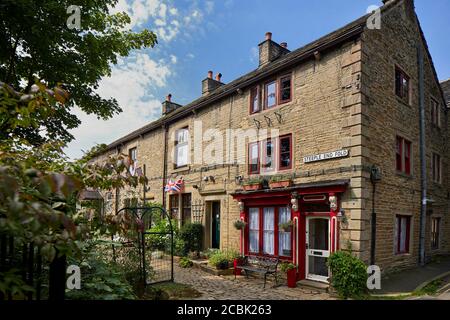 Hayfield Village, High Peak, Derbyshire, dreistöckiges Grade II gelistetes ehemaliges Eckgeschäft 1, Steeple-End Fold Stockfoto