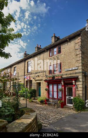 Hayfield Village, High Peak, Derbyshire, dreistöckiges Grade II gelistetes ehemaliges Eckgeschäft 1, Steeple-End Fold Stockfoto