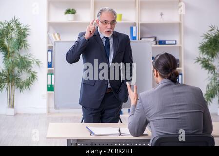 Alte und junge Geschäftsleute im Business Meeting Konzept Stockfoto