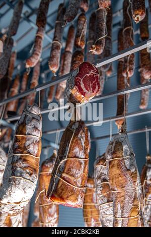 Geräucherte Würstchen und Schweinefleisch Stockfoto