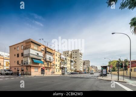 Apartmentgebäude in der Straße Lopez de Gomara, Triana, Sevilla, Spanien. Stockfoto