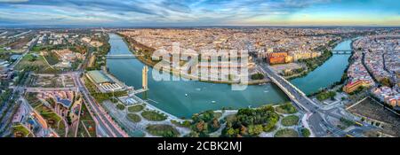Luftaufnahme der Stadt Sevilla und des Guadalquivir Flusses, Spanien. Hochauflösendes Panorama. Stockfoto